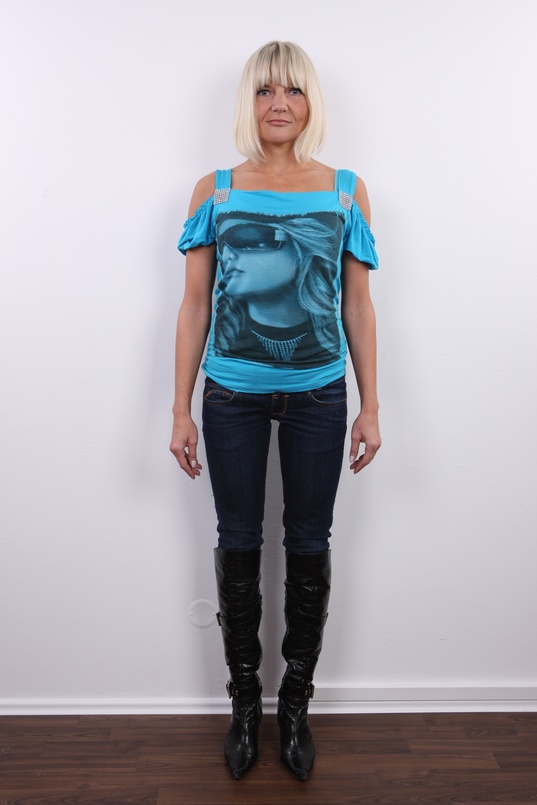 2. Download full pics of Dana (38) from czechcasting.com