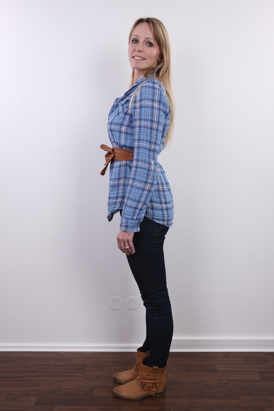 3. Download full pics of Zuzana (32) from czechcasting.com