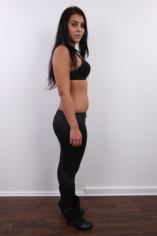 5. Download full pics of Anna (19) from czechcasting.com