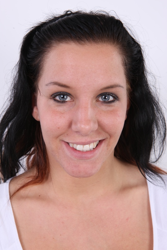 1. Download full pics of Kveta (25) from czechcasting.com