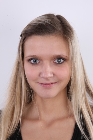1. Download full pics of model Denisa (19) from czechcasting.com