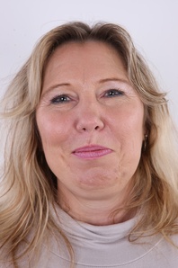 1. Download full pics of Jana (46) from czechcasting.com