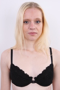 4. Download full pics of Karolina (21) from czechcasting.com