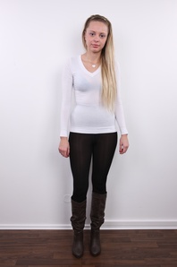 4. Download full pics of Eva (22) from czechcasting.com