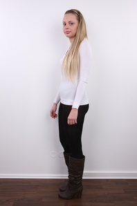 5. Download full pics of Eva (22) from czechcasting.com