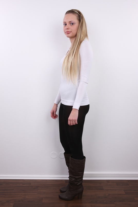 5. Download full pics of Eva (22) from czechcasting.com