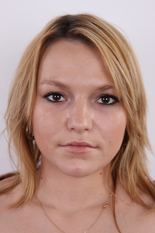 1. Download full pics of Erika (20) from czechcasting.com