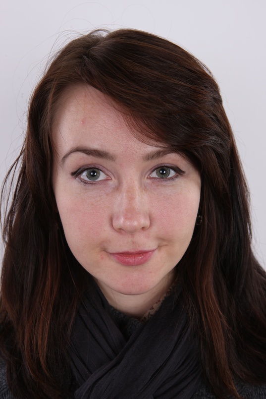 1. Download full pics of Anna (24) from czechcasting.com