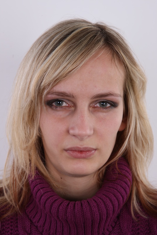 1. Download full pics of Jana (23) from czechcasting.com