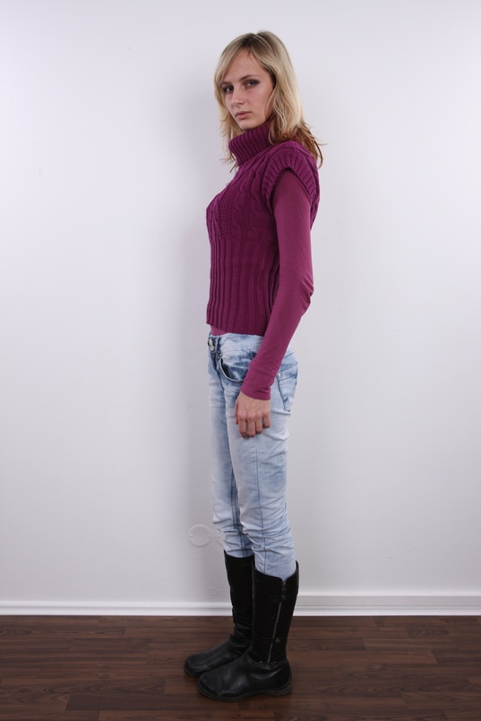 3. Download full pics of Jana (23) from czechcasting.com