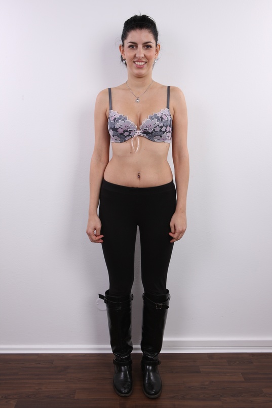 5. Download full pics of Jindriska (20) from czechcasting.com