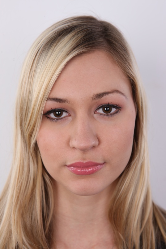 1. Download full pics of Tereza (22) from czechcasting.com