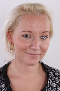 1. Download full pics of Neli (27) from czechcasting.com