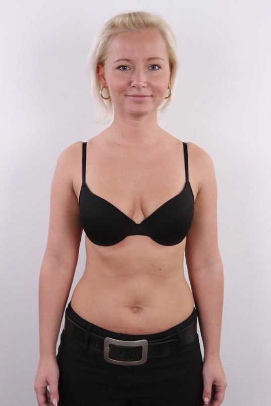 4. Download full pics of Neli (27) from czechcasting.com