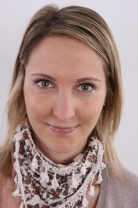 1. Download full pics of Ilona (22) from czechcasting.com