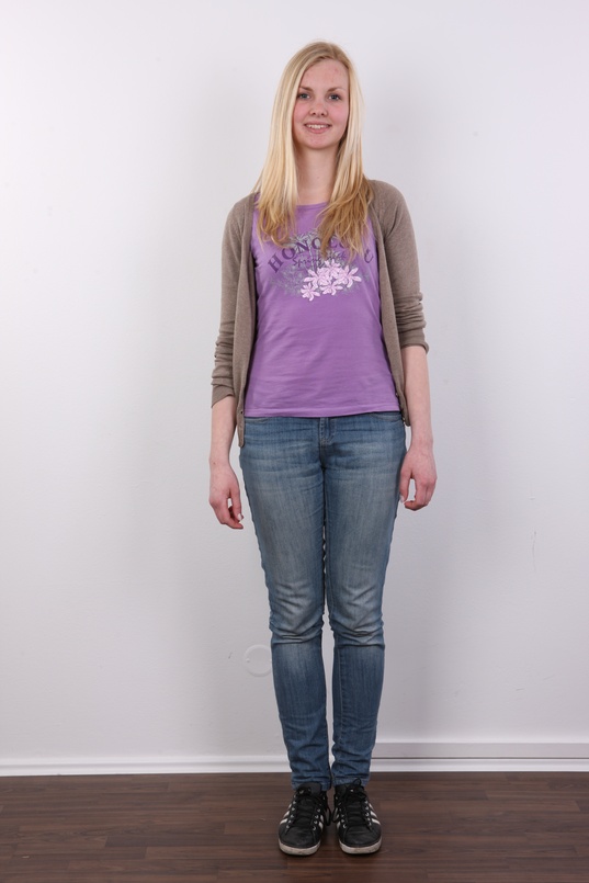 2. Download full pics of Joyce (18) from czechcasting.com