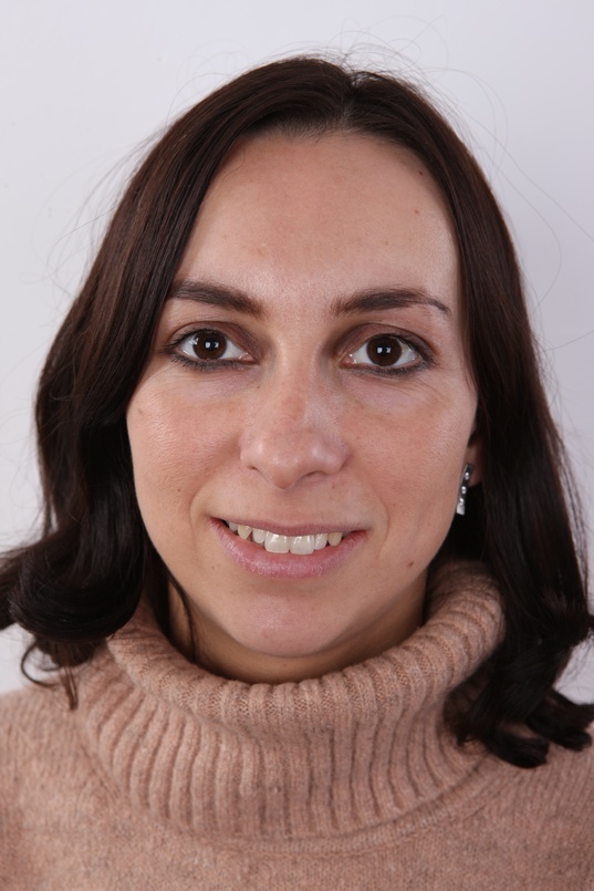 1. Download full pics of Eva (30) from czechcasting.com