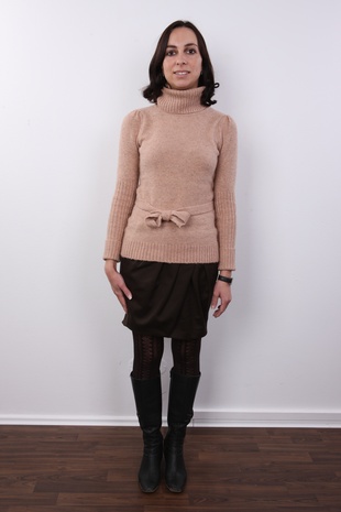 2. Download full pics of model Eva (30) from czechcasting.com