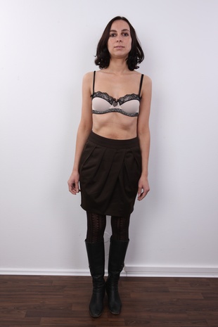 3. Download full pics of model Eva (30) from czechcasting.com