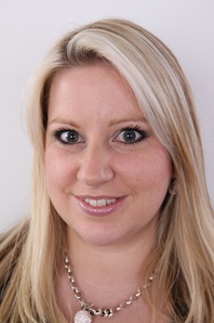 1. Download full pics of Jana (26) from czechcasting.com