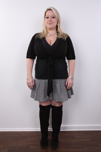 2. Download full pics of Jana (26) from czechcasting.com