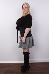 3. Download full pics of Jana (26) from czechcasting.com