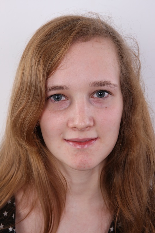 1. Download full pics of Andrea (18) from czechcasting.com