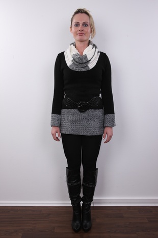 2. Download full pics of model Renata (25) from czechcasting.com