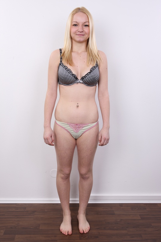 6. Download full pics of Jana (21) from czechcasting.com