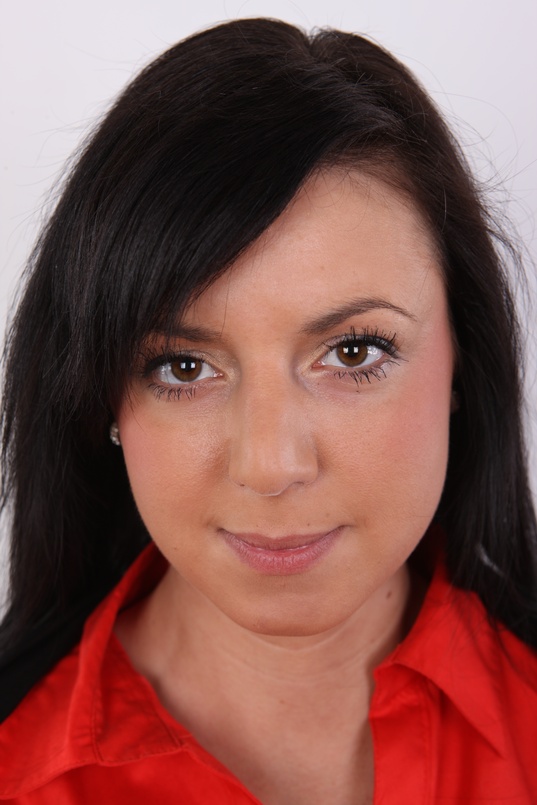 1. Download full pics of Veronika (26) from czechcasting.com