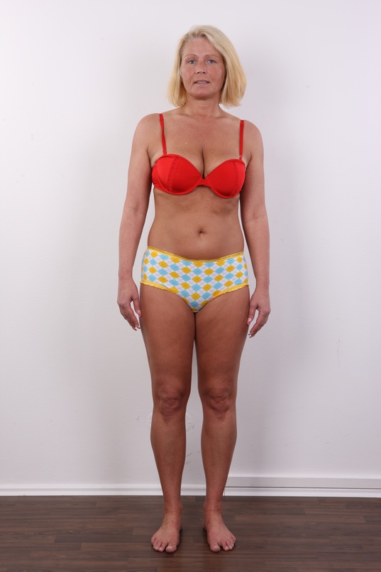 3. Download full pics of Milena (42) from czechcasting.com