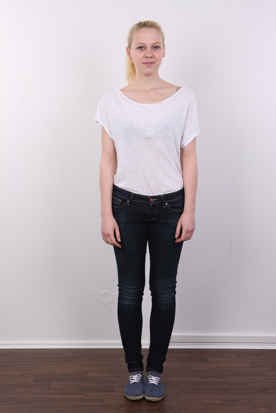 2. Download full pics of Veronika (19) from czechcasting.com