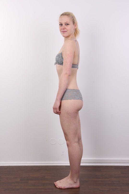 7. Download full pics of Veronika (19) from czechcasting.com