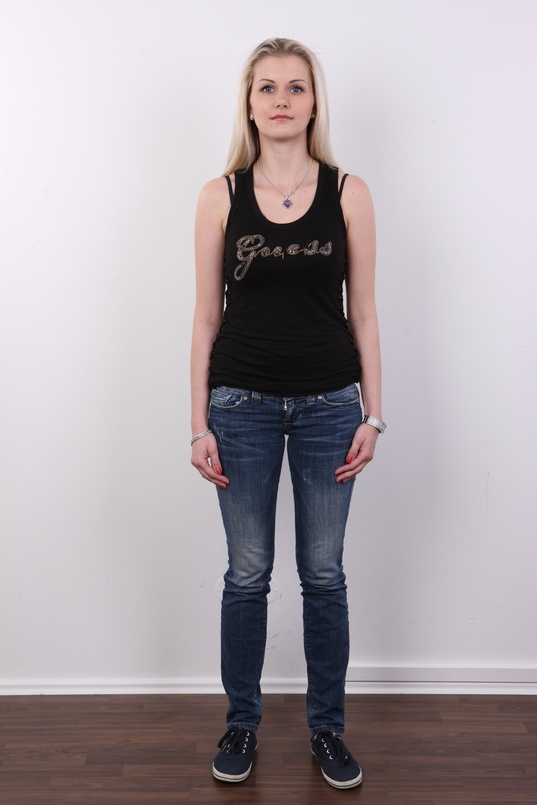 2. Download full pics of Sandra (23) from czechcasting.com