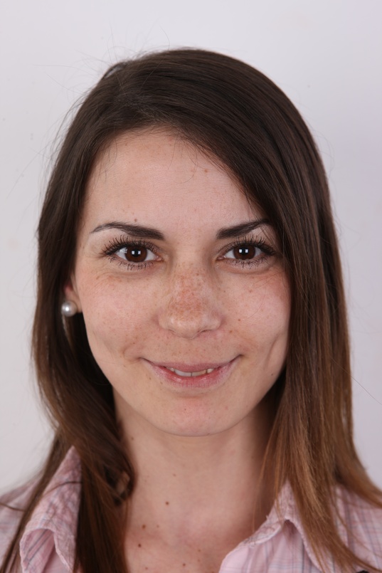 1. Download full pics of Marie (31) from czechcasting.com