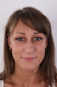 1. Download full pics of Hana (23) from czechcasting.com