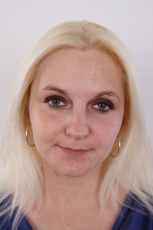 1. Download full pics of Dana (28) from czechcasting.com