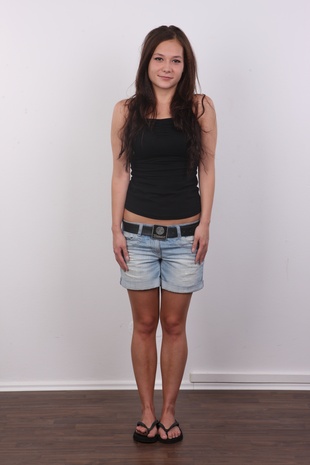 2. Download full pics of model Michaela (20) from czechcasting.com