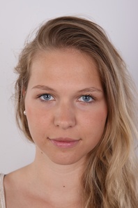 1. Download full pics of Anna (19) from czechcasting.com