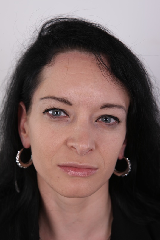 1. Download full pics of Jana (30) from czechcasting.com