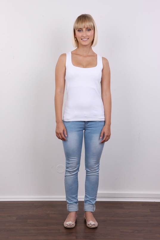 2. Download full pics of Veronika (25) from czechcasting.com