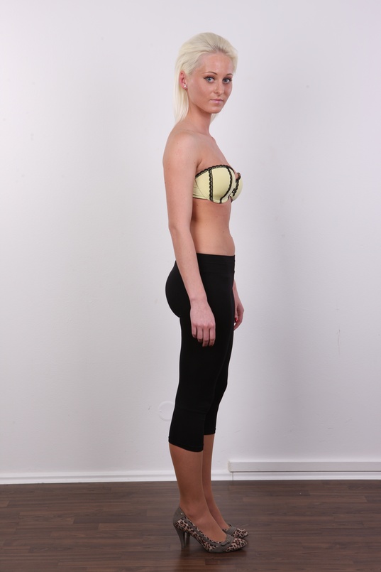 4. Download full pics of Eva (21) from czechcasting.com