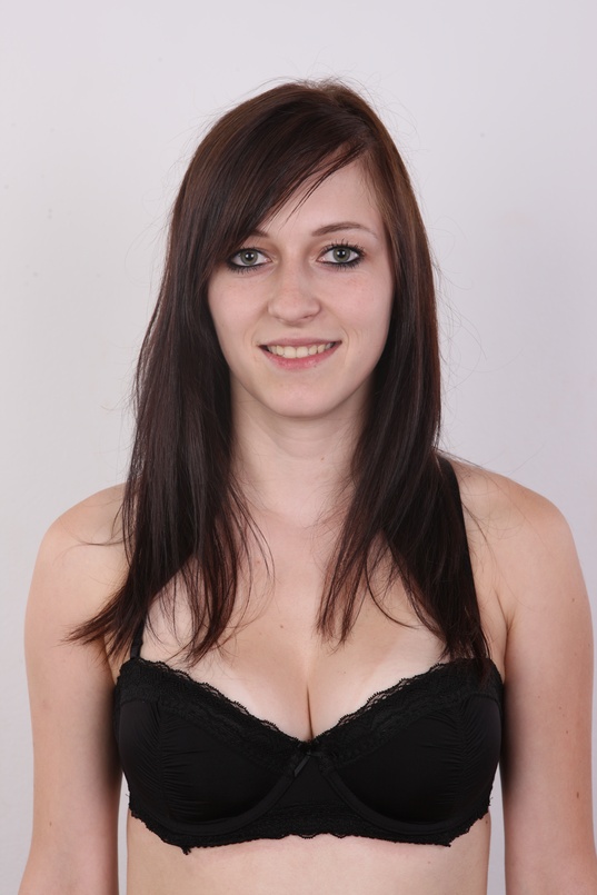 5. Download full pics of Eliska (22) from czechcasting.com