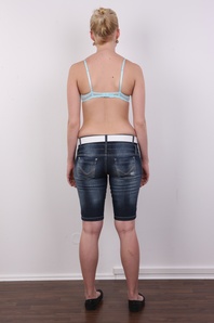 7. Download full pics of Veronika (19) from czechcasting.com