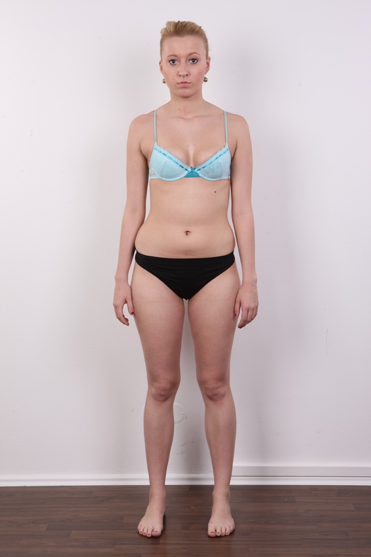 8. Download full pics of Veronika (19) from czechcasting.com