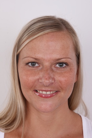 1. Download full pics of model Petra (29) from czechcasting.com