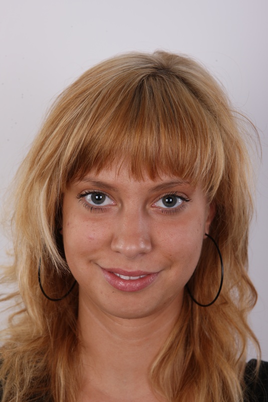 1. Download full pics of Veronika (24) from czechcasting.com