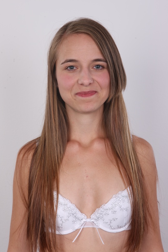 4. Download full pics of Denisa (22) from czechcasting.com