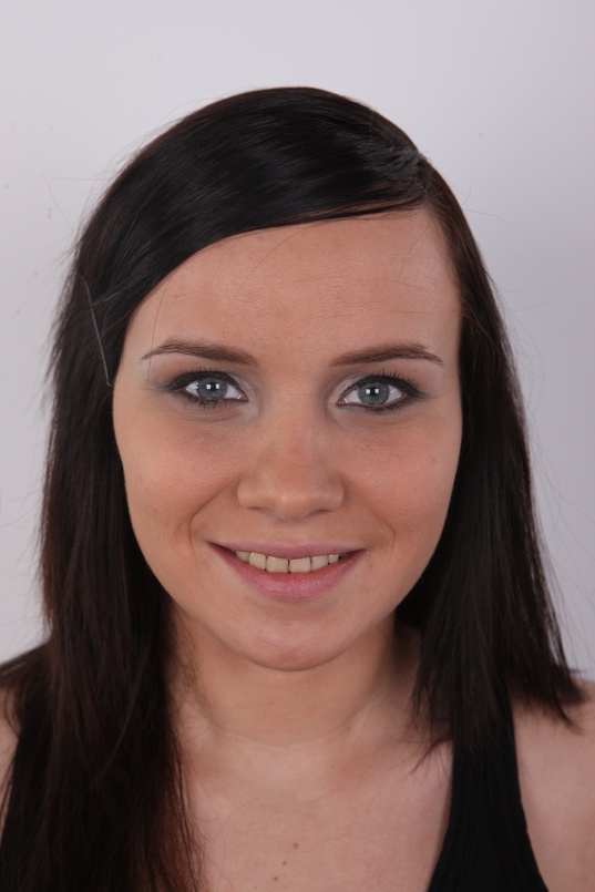 1. Download full pics of Jana (23) from czechcasting.com