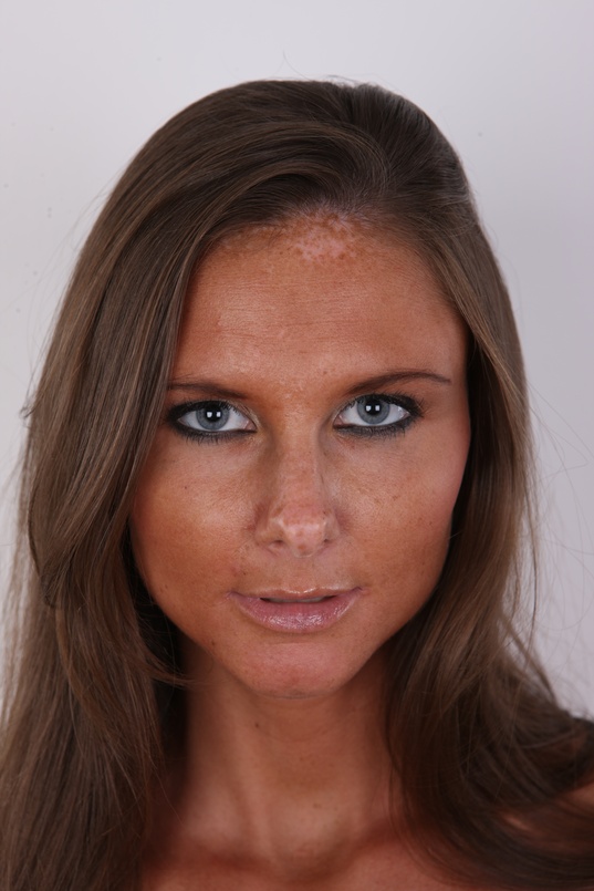 1. Download full pics of Eliska (24) from czechcasting.com